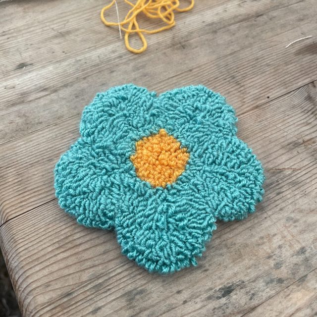 Wonderful morning today in the marquee with our Punch Needle workshop with Clara (@paintedsoulstudio) 🌸Everyone learnt how to use a punch needle, how they work and came away with their own flower ‘mug rug’!#punchneedle #punchneedleworkshop #mugrug #daisymugrug