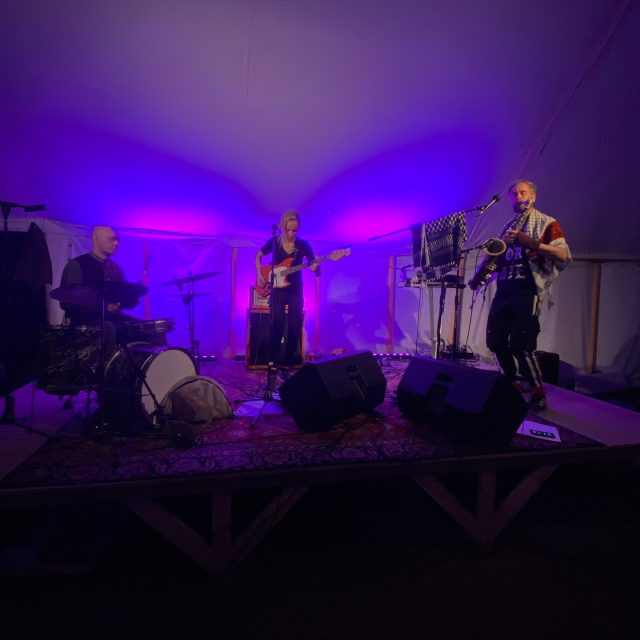 ... and some more wonderful footage from ALABASTER DE PLUM @alabaster_deplume @ruthgoller and @sebrochford here on 1st Aug this year. Thank you so much, you exceptional musicians, and thank you @aceagrams IT WAS FANTASTIC! 🔥❤️🔥